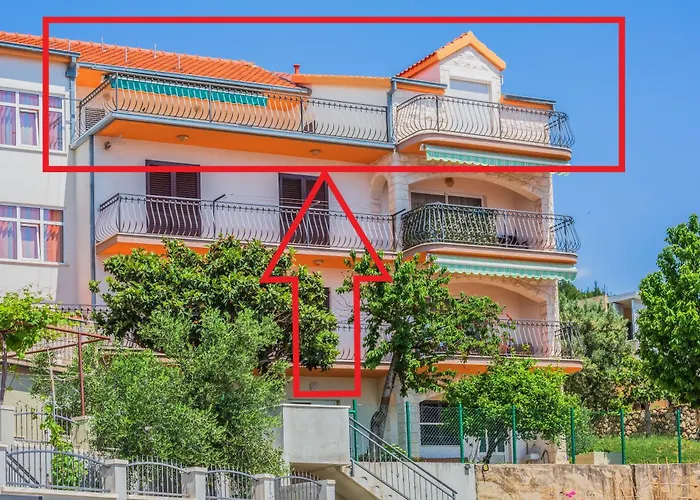 2 X Top Floor Modern Family Apartments